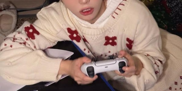 曼市德比取胜，韩国女团QWER队长洪智惠展示曼联球衣