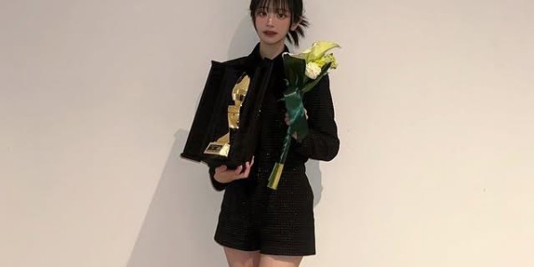 曼市德比取胜，韩国女团QWER队长洪智惠展示曼联球衣